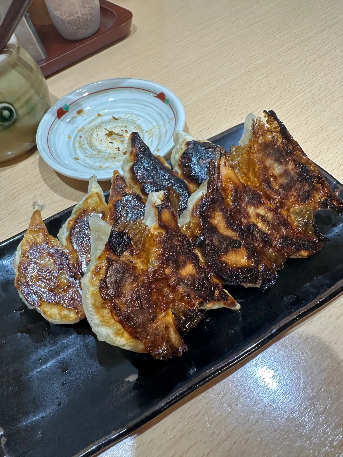 皿に盛られた小ぶりな博多一口餃子