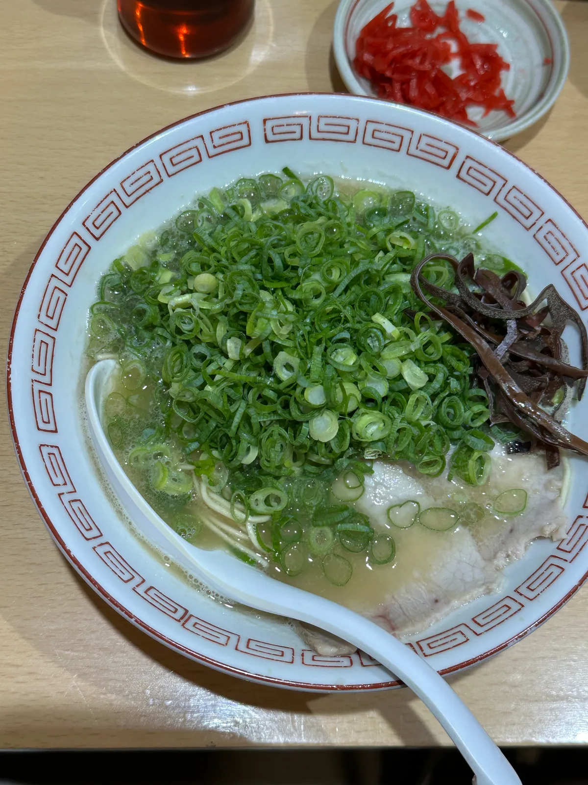 豚骨スープにたっぷりのネギをのせたネギラーメン