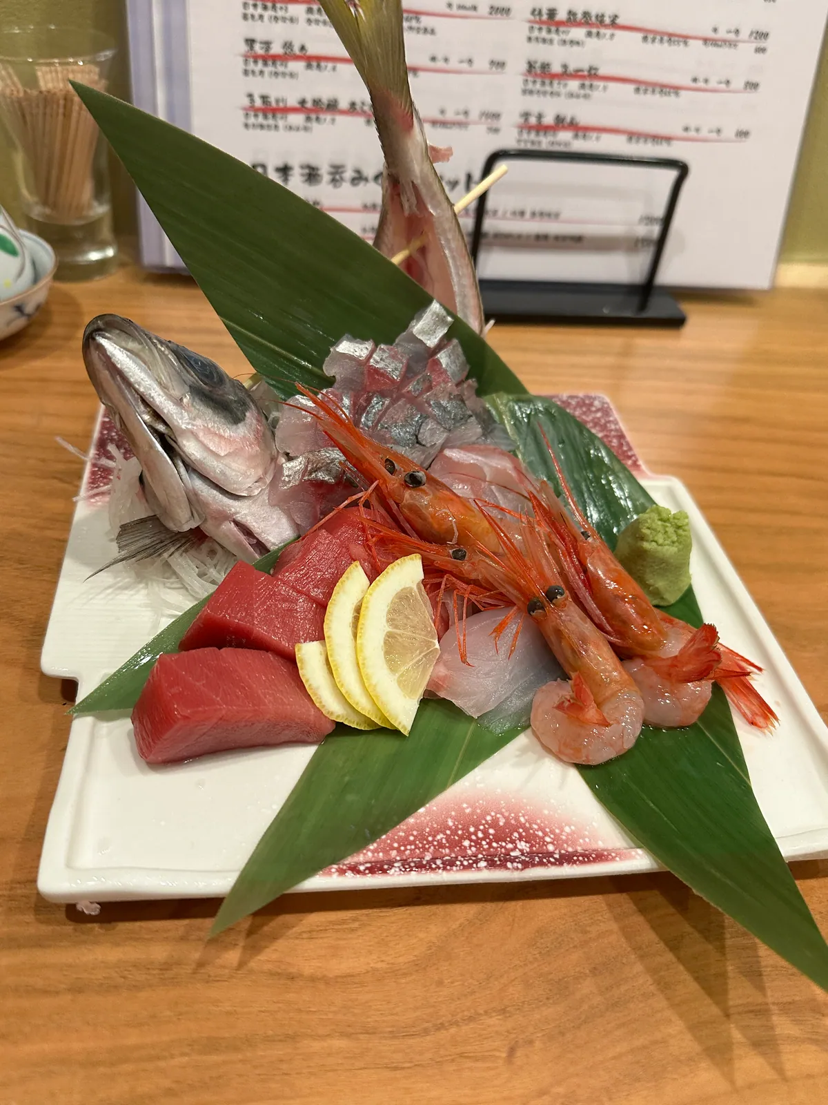 マグロ、アジ、甘エビなどを盛り合わせたお造り