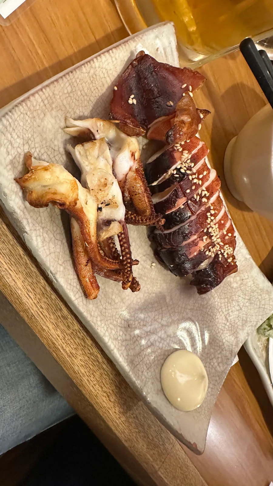 醤油の香りをまとったイカの丸焼き