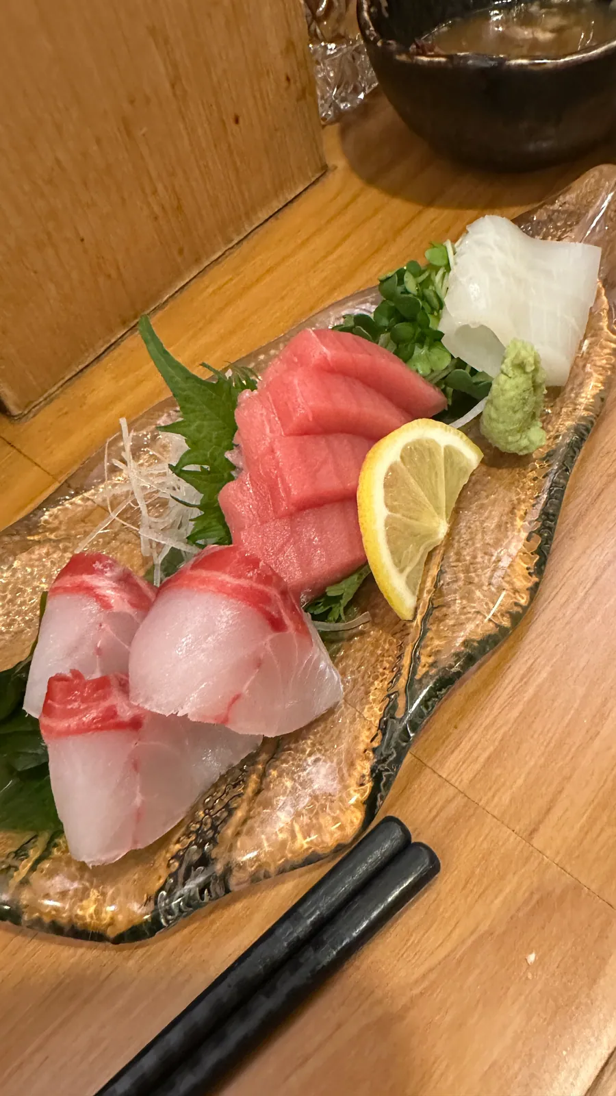 マグロやイカなどを盛り付けた刺身三点盛り
