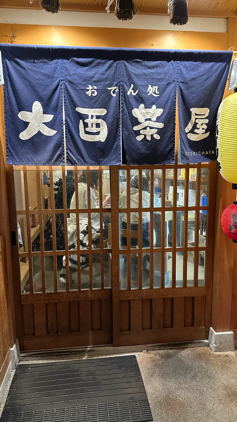 入り口近くまで客が座る大酉茶屋の様子