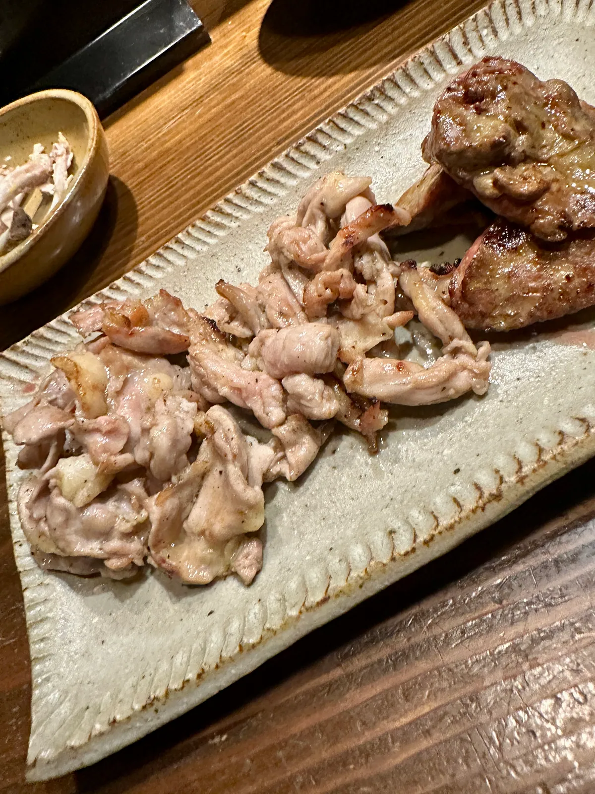 皿に盛られた七輪焼きの鶏肉