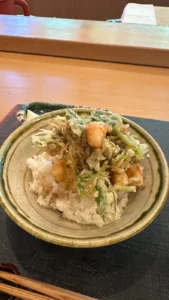 エビのかき揚げにタレをかけたかき揚げ丼