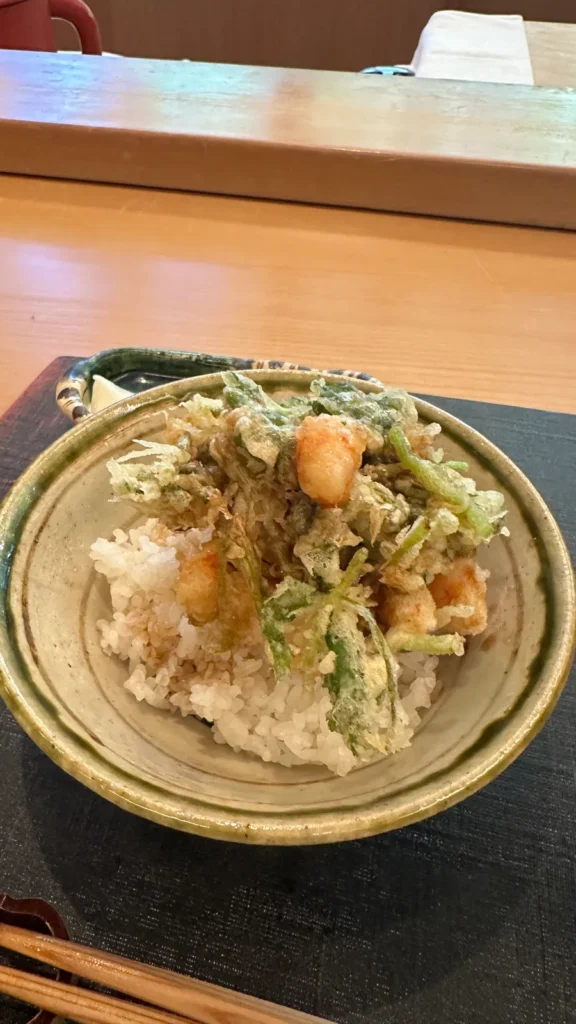 エビのかき揚げにタレをかけたかき揚げ丼