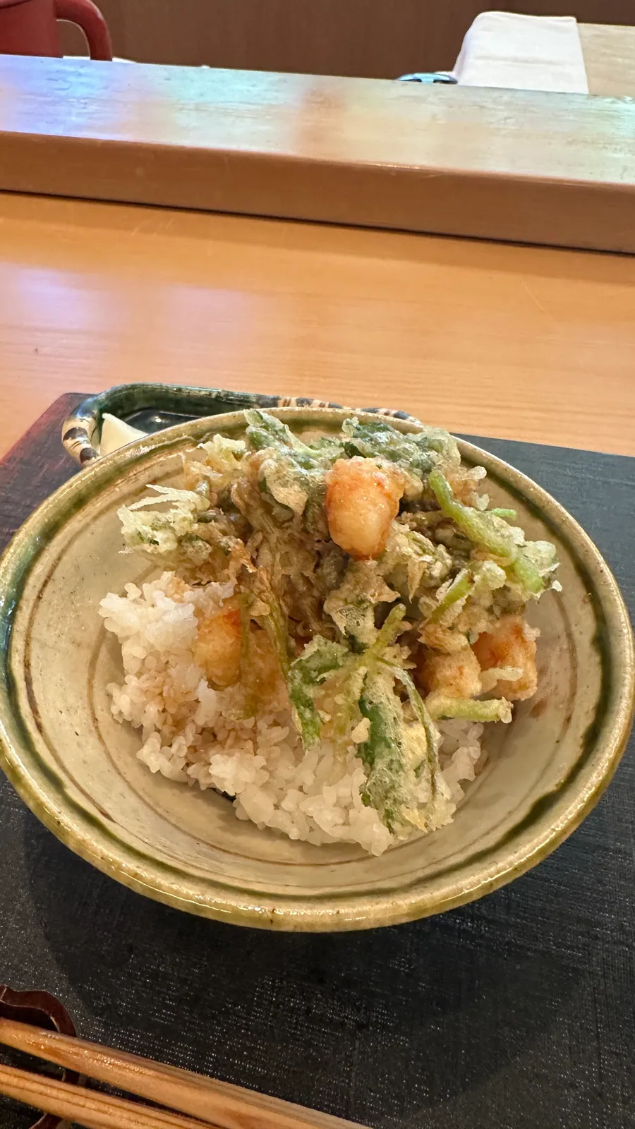 エビのかき揚げにタレをかけたかき揚げ丼