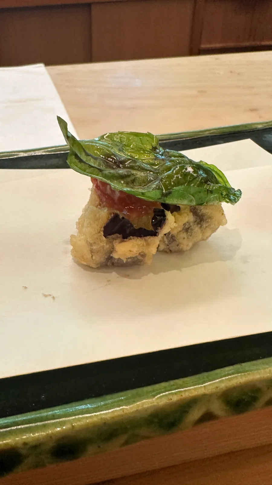 付け合わせをのせた茄子の天ぷら