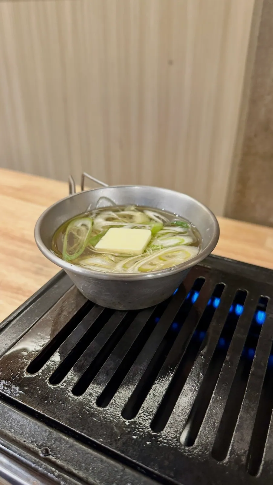 鉄板で温めてホルモンをくぐらせる、和風だしの効いた専用ダレ