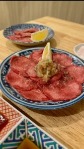 タンに特製の梅あんを合わせた梅タン塩