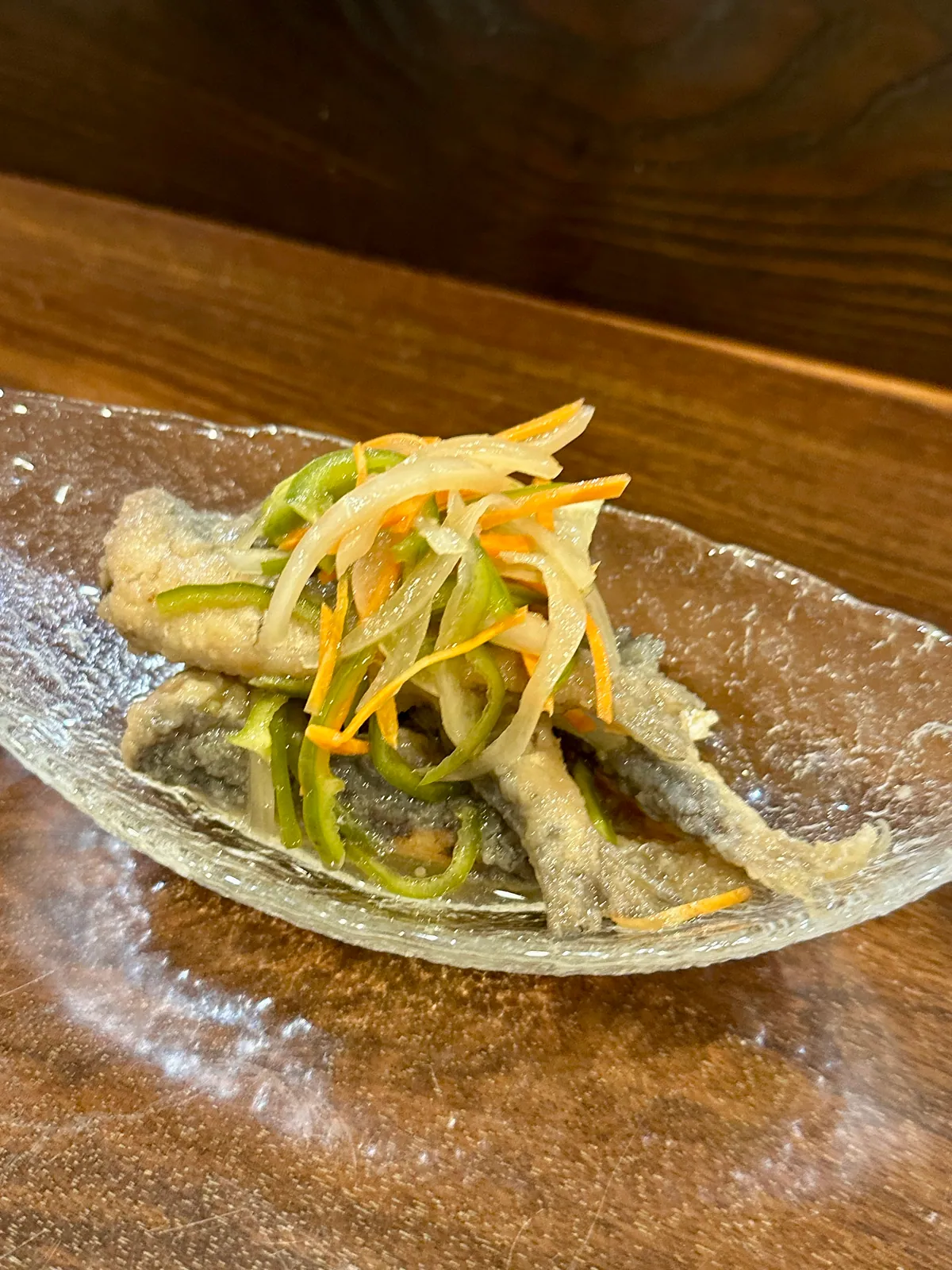 皿に盛り付けられたイワシの南蛮漬け