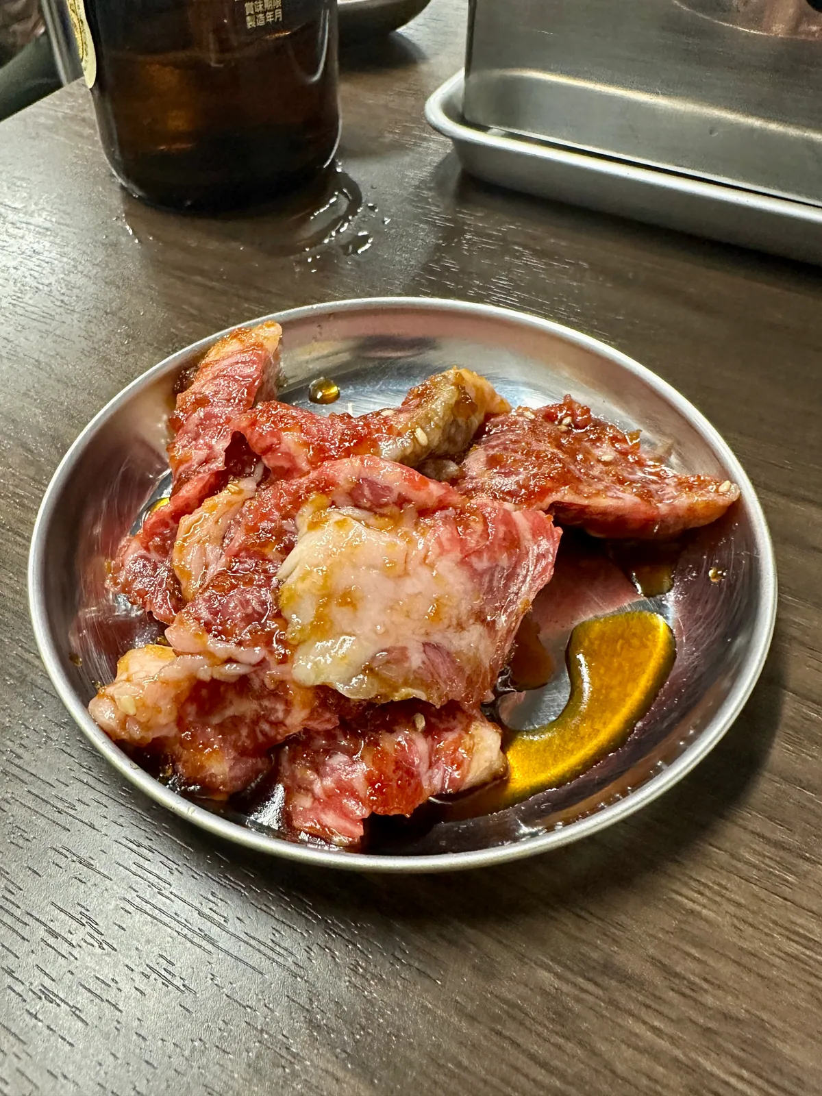 皿に盛り付けられたカルビ