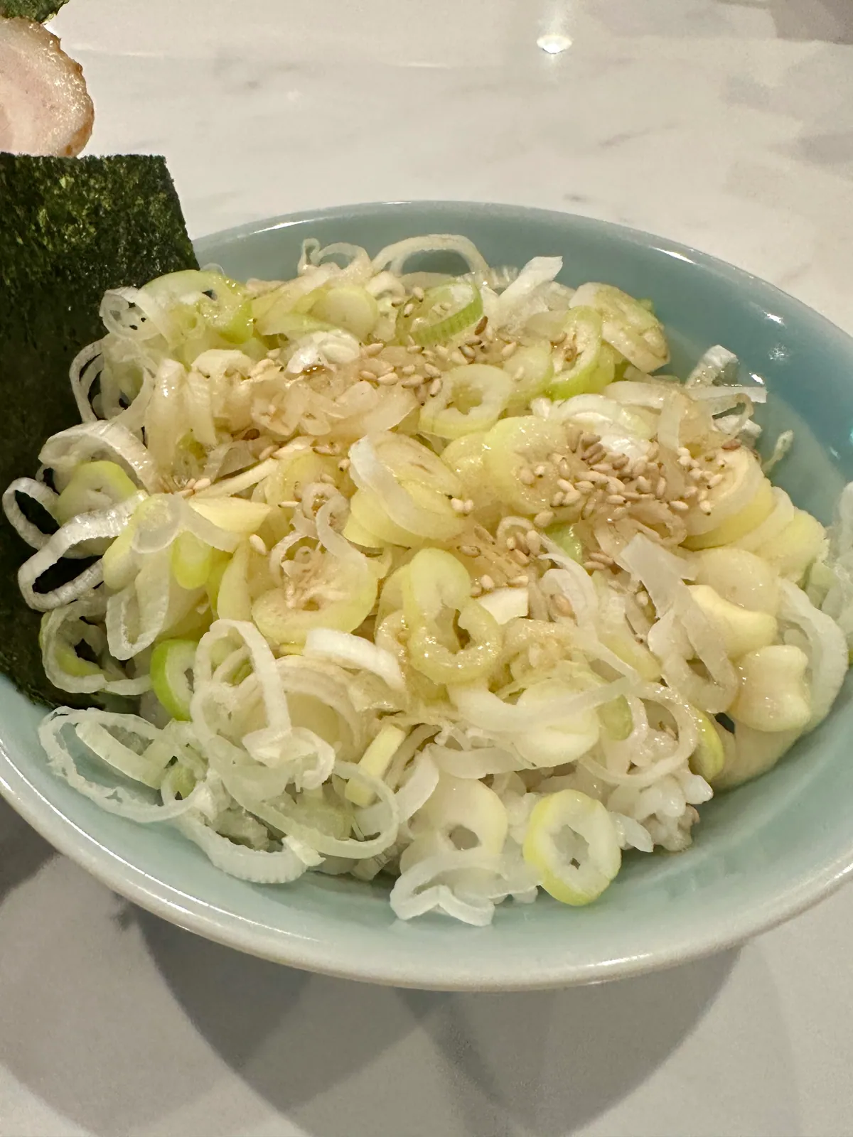 たっぷりのネギをのせたネギ飯