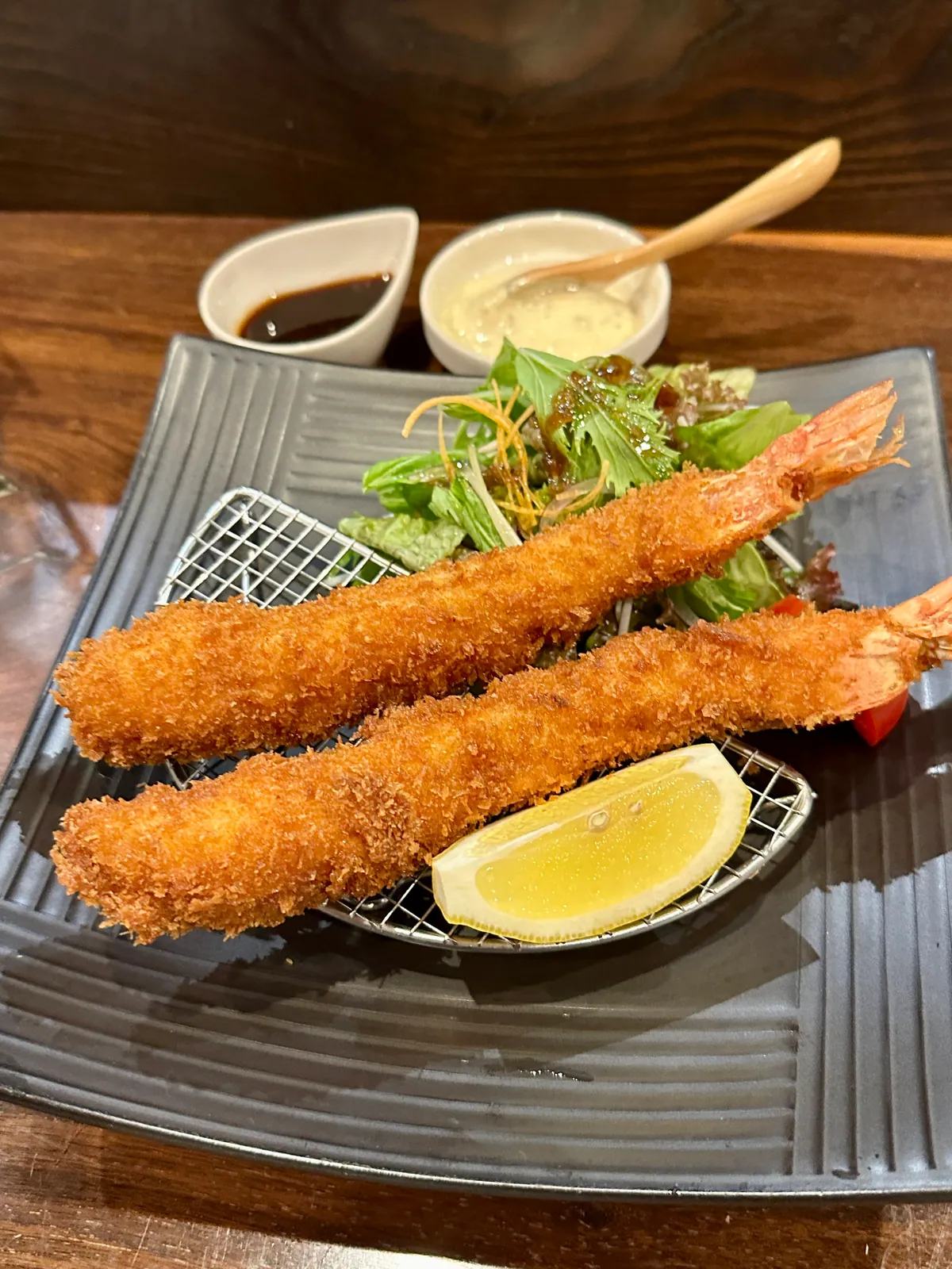 大きな海老を揚げた大海老フライ