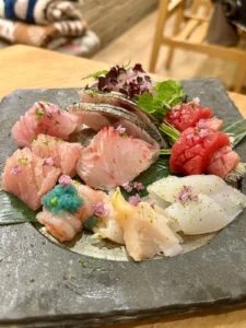 複数種類の魚介を盛り合わせたお造り