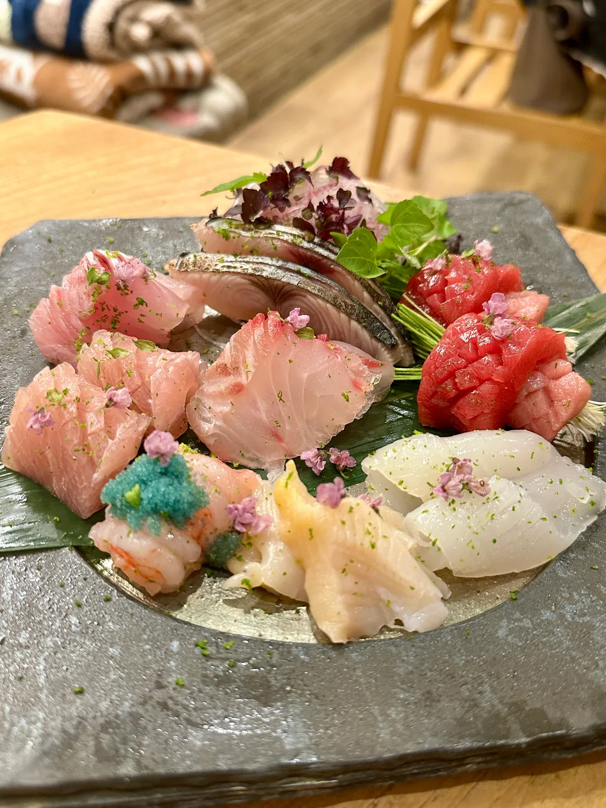 複数種類の魚介を盛り合わせたお造り