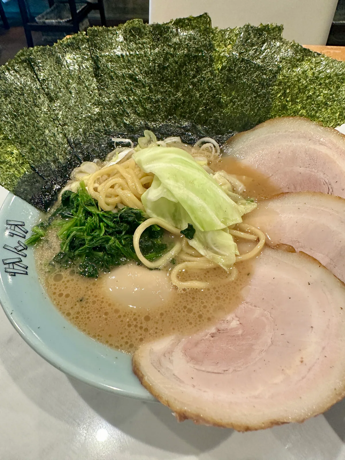 チャーシュー3枚、たっぷりの海苔、煮卵を盛り付けたラーメン
