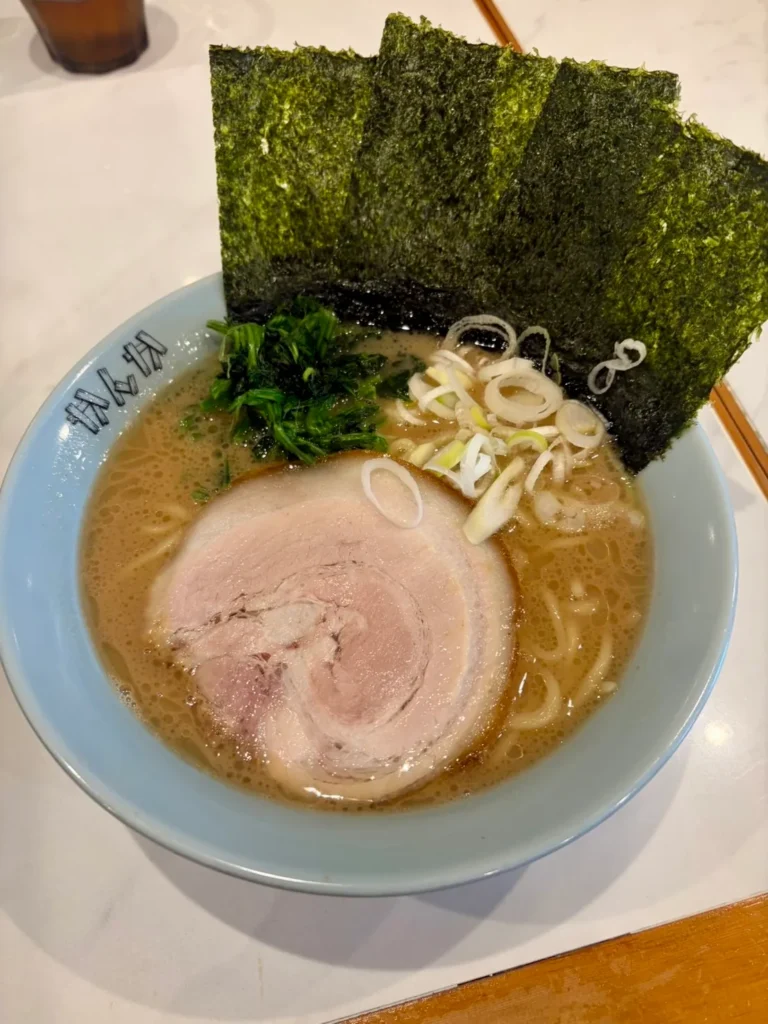 豚骨スープに大きなチャーシューをのせたラーメン並盛り