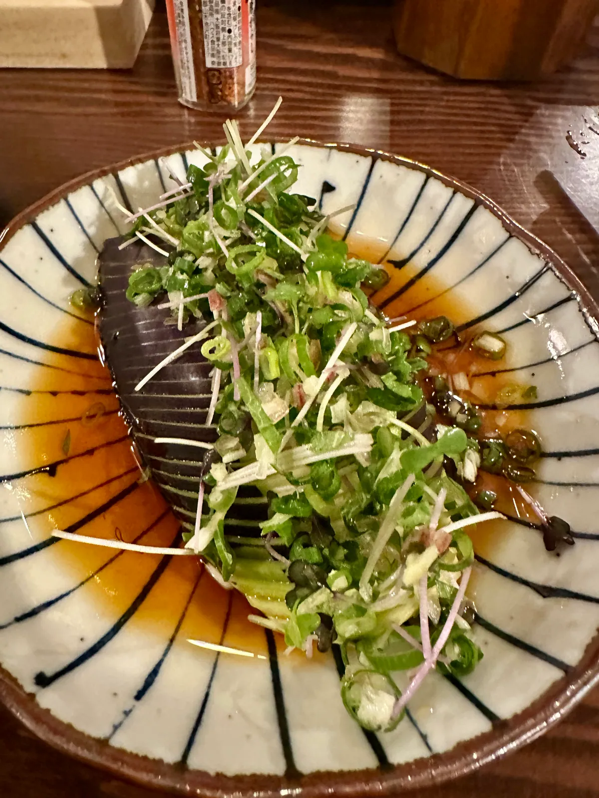 タレが添えられた、この日のおすすめの刺身