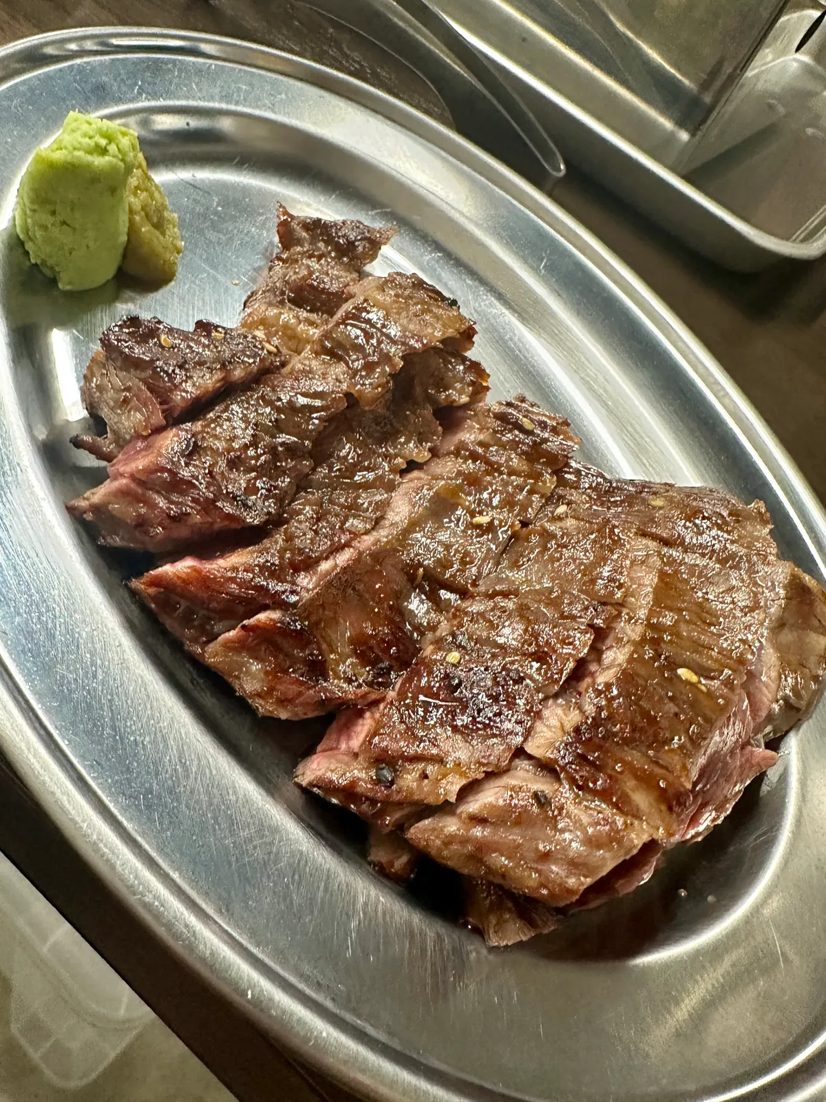 焼き上げた和牛ハラミ200gと、添えられた柚子胡椒、わさび