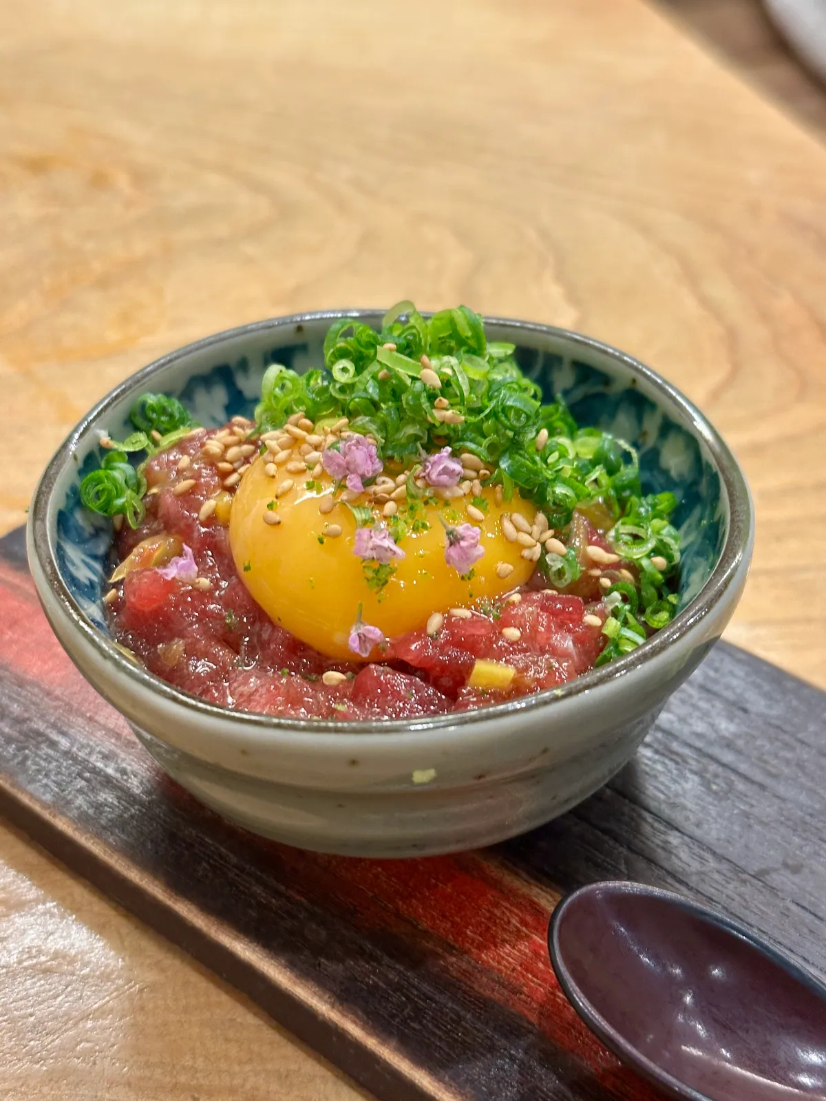 中トロとたくあんを合わせたユッケと焼き海苔