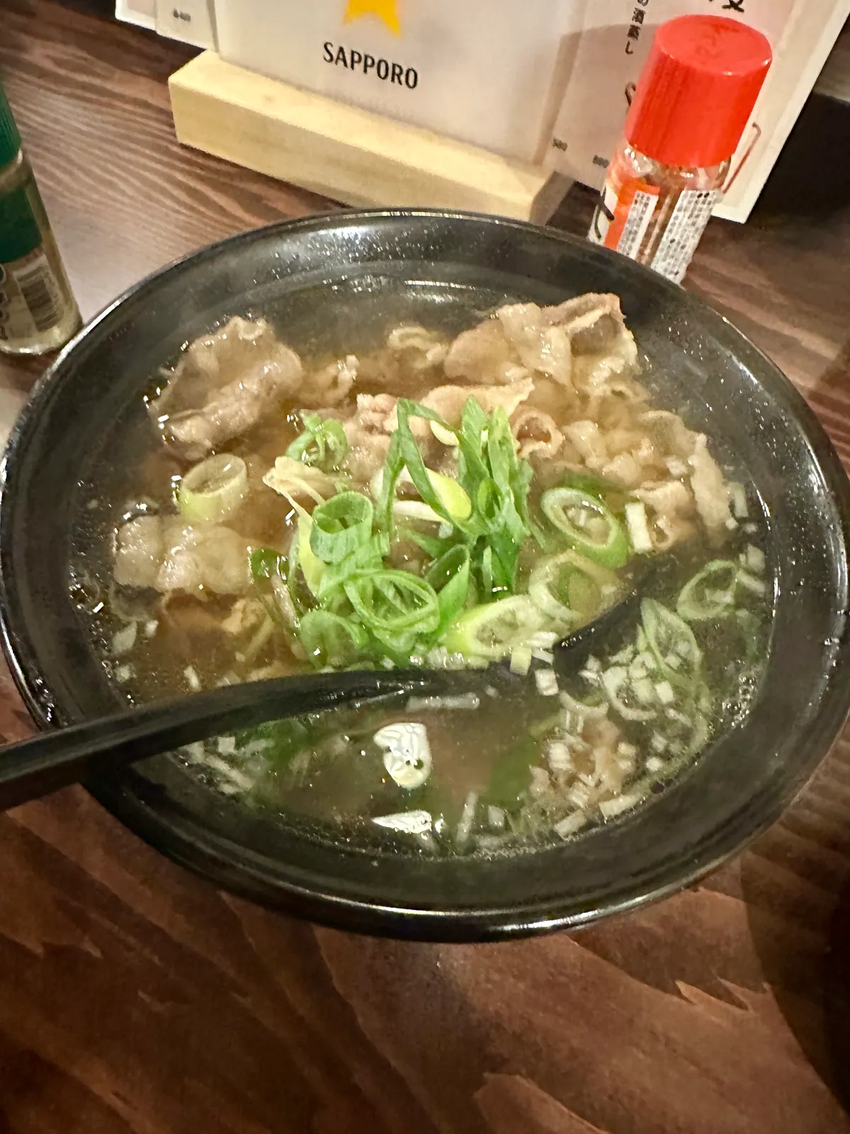 牛バラ肉、豆腐、三つ葉、九条ネギを盛り込んだ、黄金色の澄んだスープの夜更け肉炊