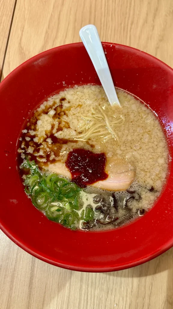 特製辛味噌を添えた豚骨ラーメンの赤丸新味