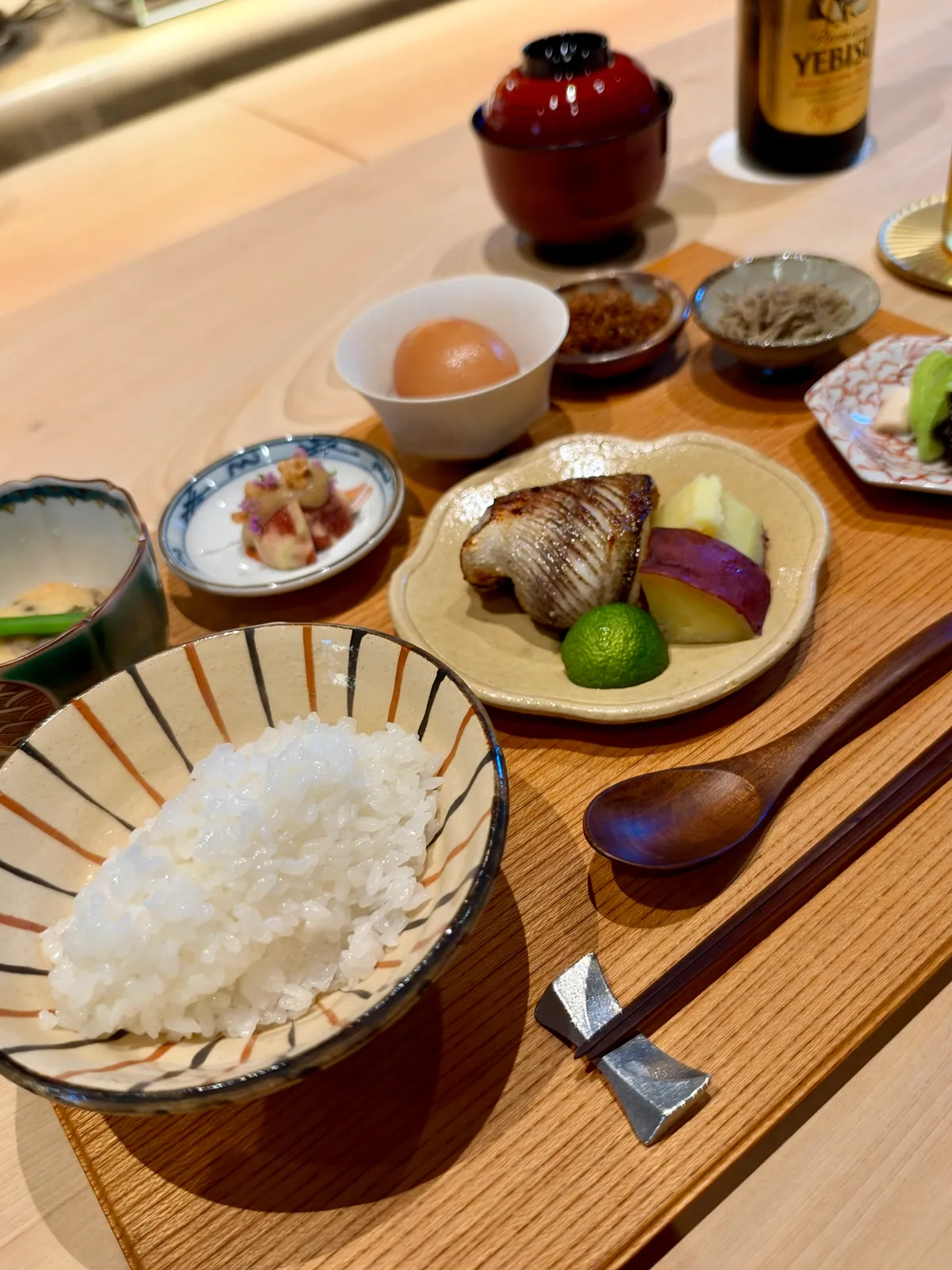 ガンモドキやカマスのゆうあん焼き、紅はるか、味噌汁などを盛り合わせた期間限定ランチ