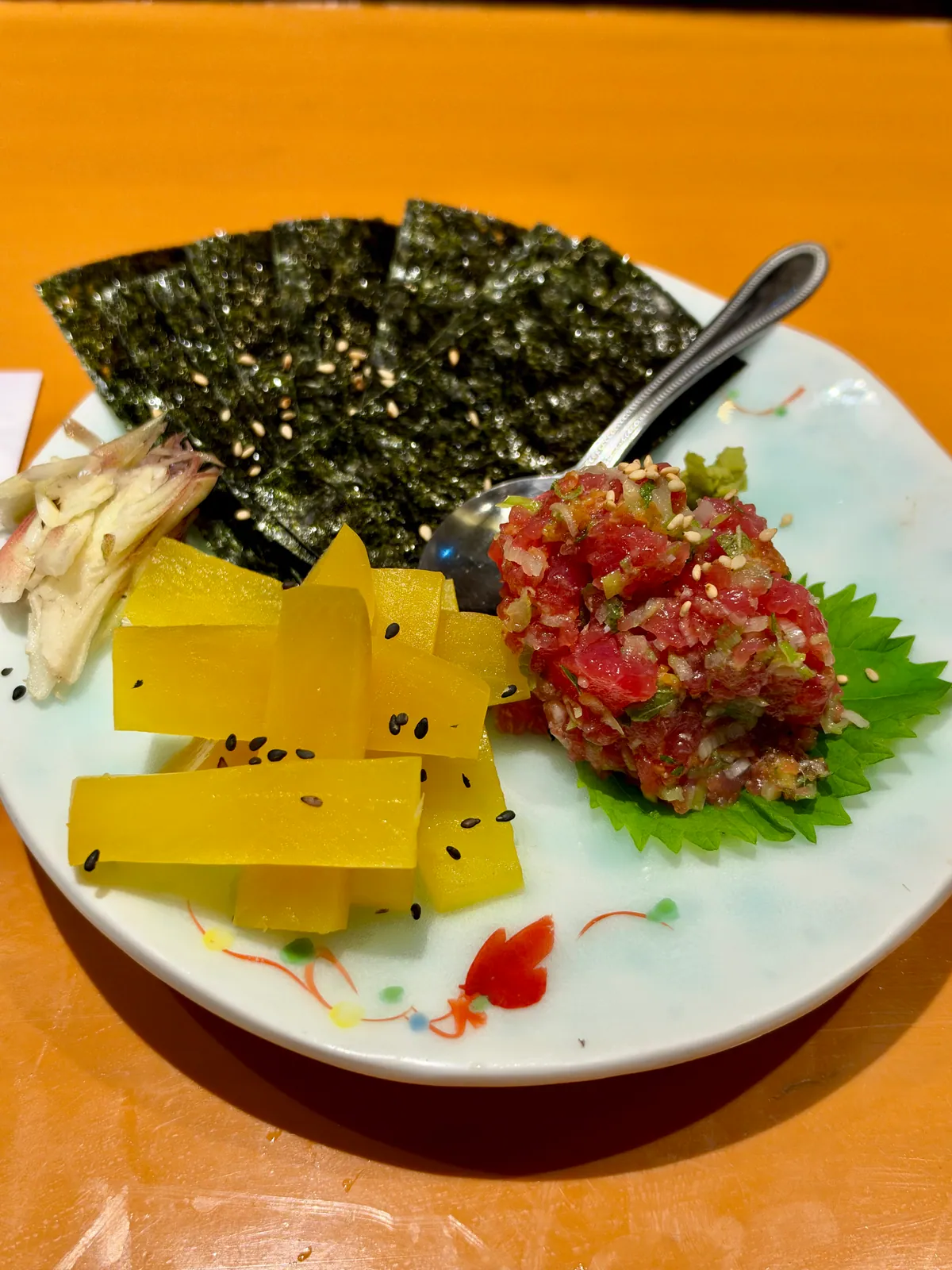 大きめに切られたたくあんを添えたトロタクと味付けのり