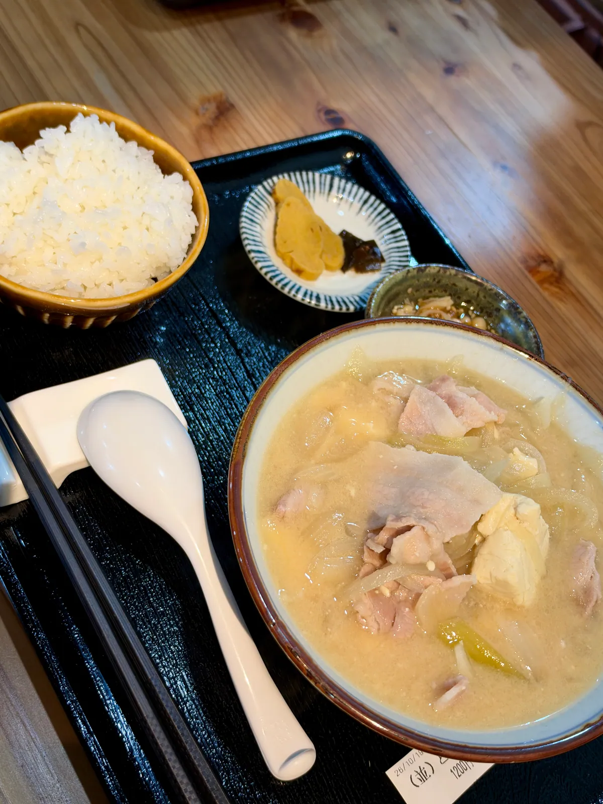 豚汁とご飯を味わう豚汁定食